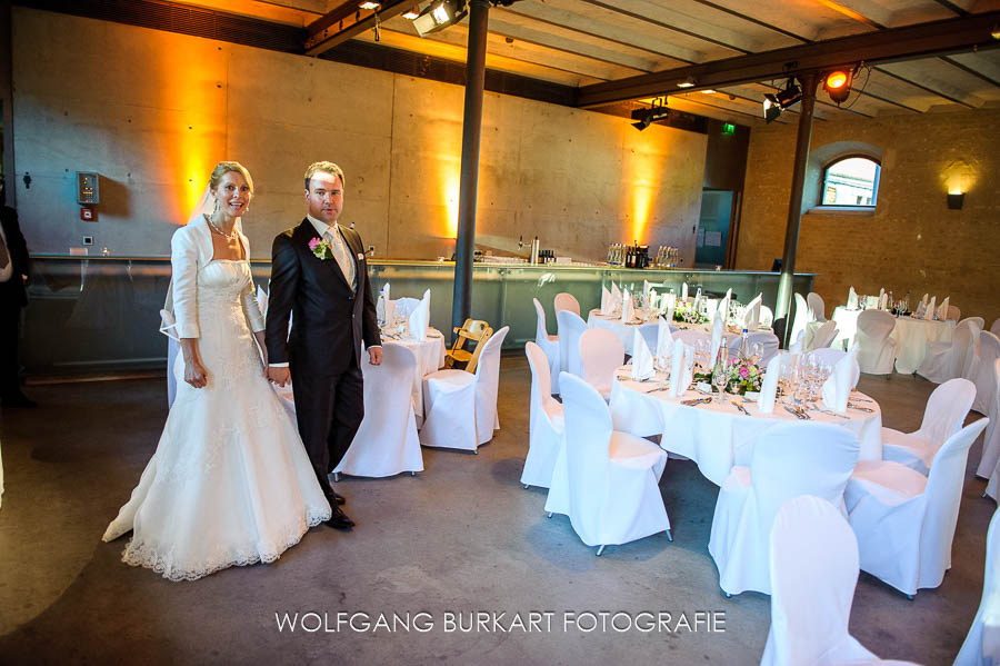 Hochzeit Fotograf FFB, Brautpaar zieht in den Festsaal ein