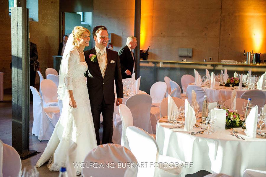 Hochzeit Fotograf Fürstenfeldbruck, Brautpaar im Festsaal