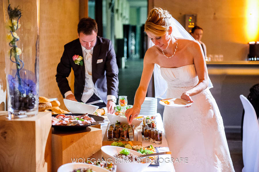 Hochzeitsfotograf Fürstenfeldbruck, Brautpaar am Buffet