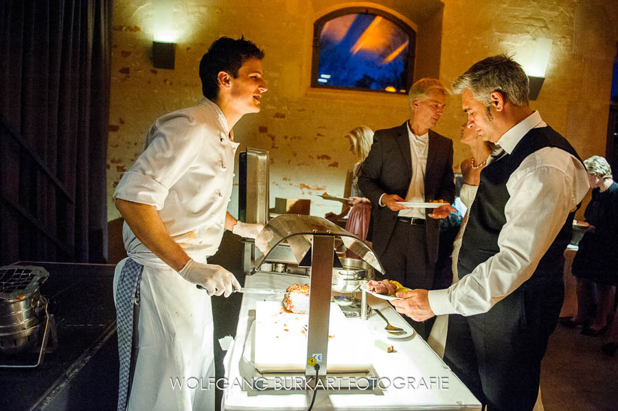 Hochzeits-Fotograf Fürstenfeldbruck, Hochzeitsgast am Buffet