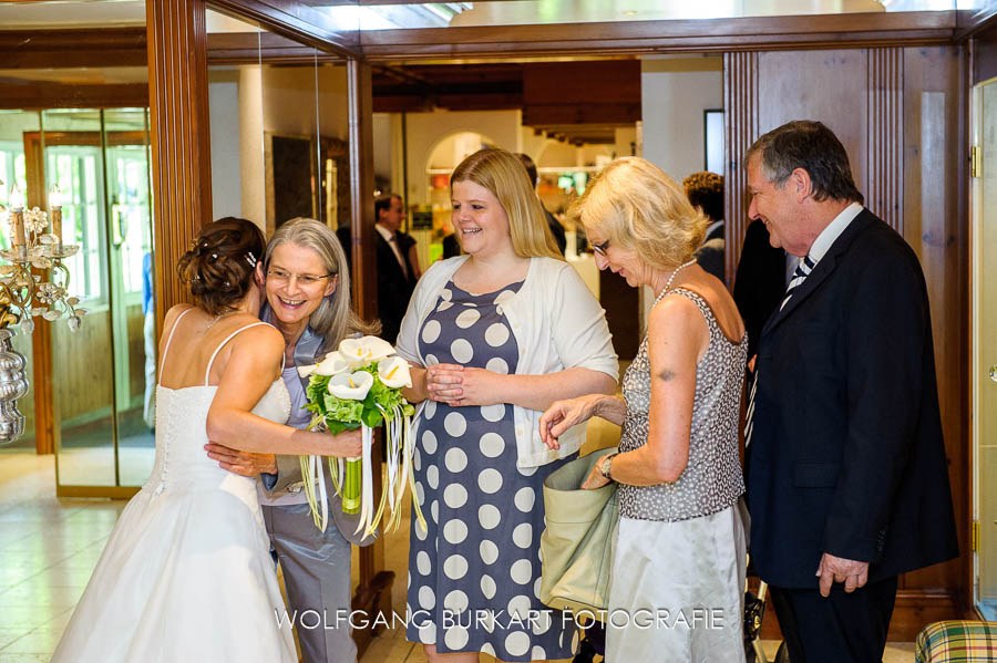 Hochzeits-Fotografie Muenchen, Begrüßung der Gäste durch die Braut