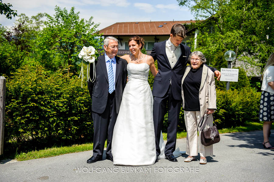 Hochzeitsfotograf aus München, Brautpaar mit Großeltern