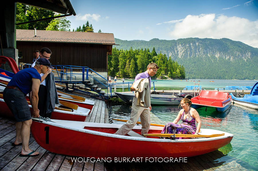 Hochzeits-Fotograf Bayern, Hochzeitsgäste im Ruderboot
