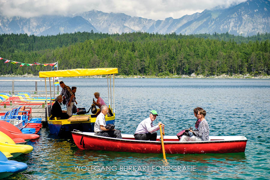 Hochzeitsfotograf aus München am Eibsee, Gäste der Hochzeit im Ruderboot