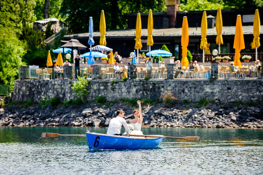 Hochzeitsfotograf aus München am Eibsee, Brautpaar im Ruderboot