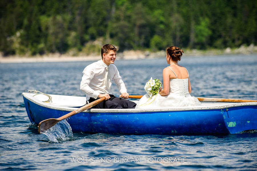 Hochzeits-Foto-Reportage Zugspitze, Brautpaar im Ruderboot