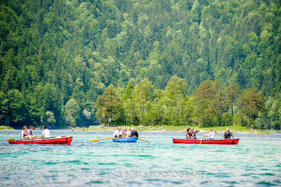 Hochzeits-Foto-Reportage Zugspitze, Hochzeitsgäste am Eibsee im Ruderboot