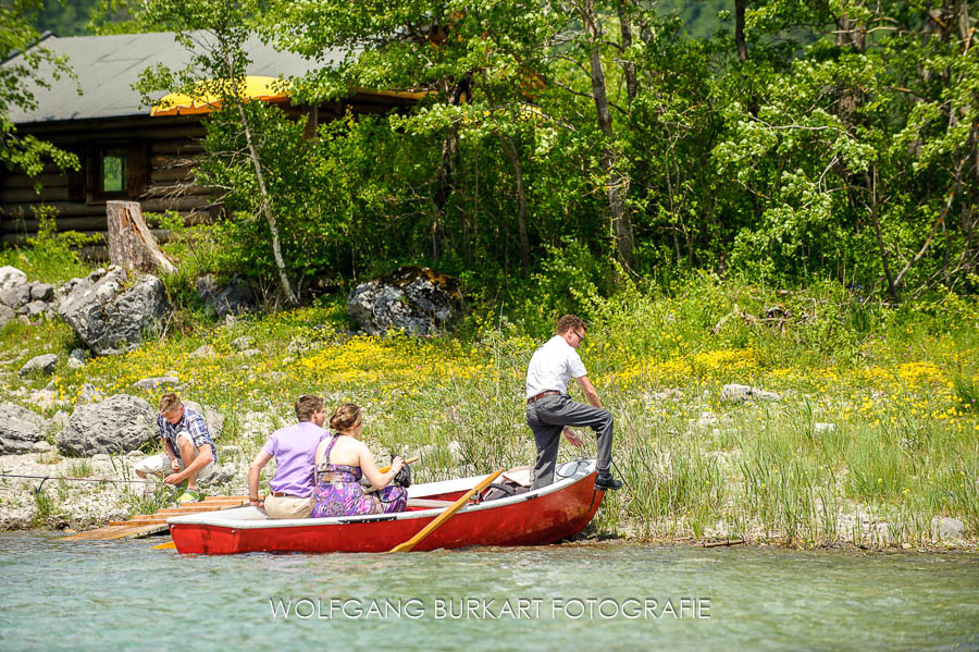 Hochzeits-Fotografie Zugspitze, Hochzeitsgäste am Eibsee im Ruderboot