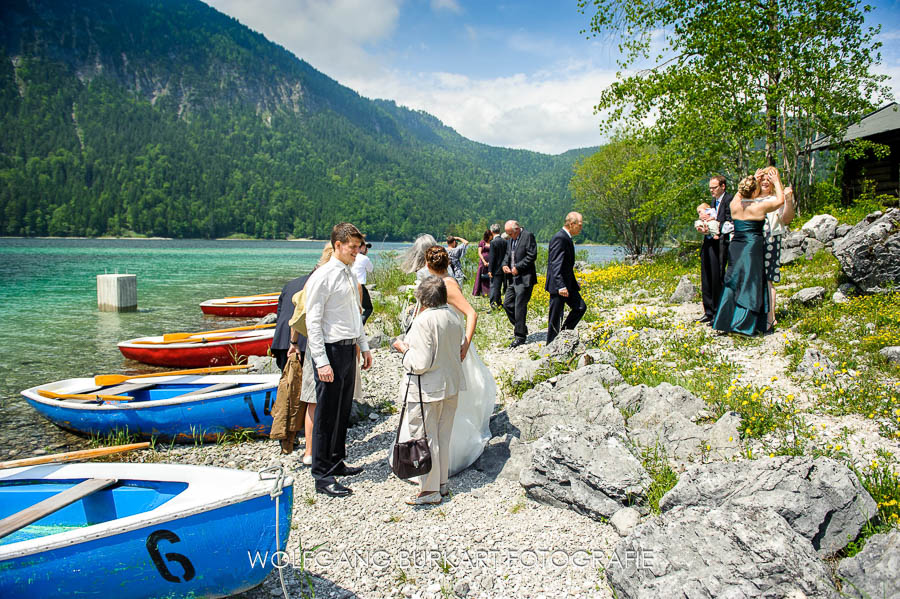 Hochzeits-Fotografie Zugspitze, Hochzeitsgesellschaft am Eibsee