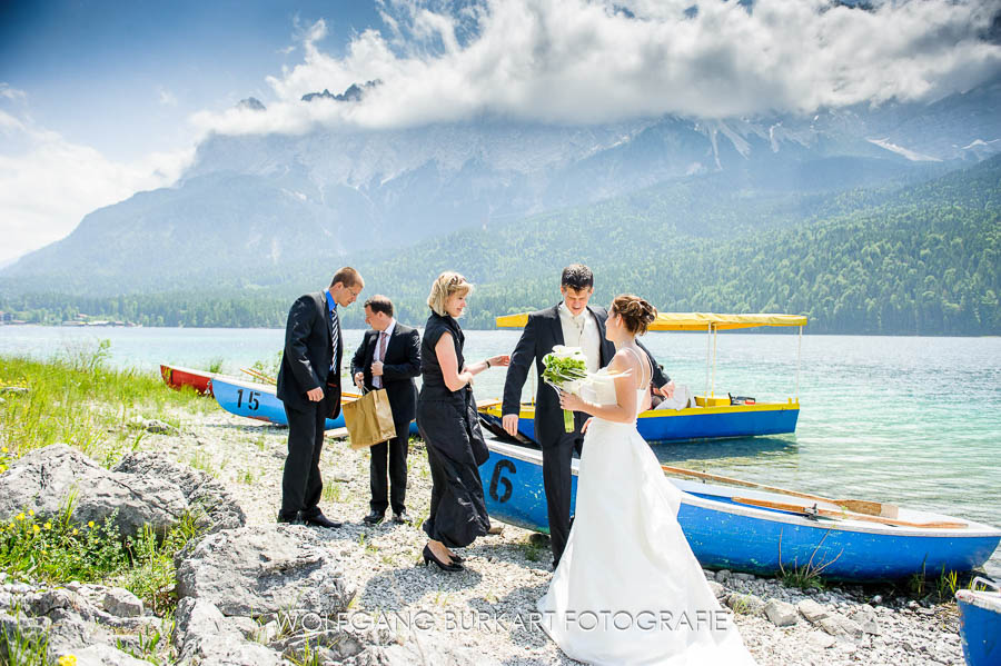 Hochzeits-Fotograf Zugspitze, Brautpaar am Ufer des Eibsee