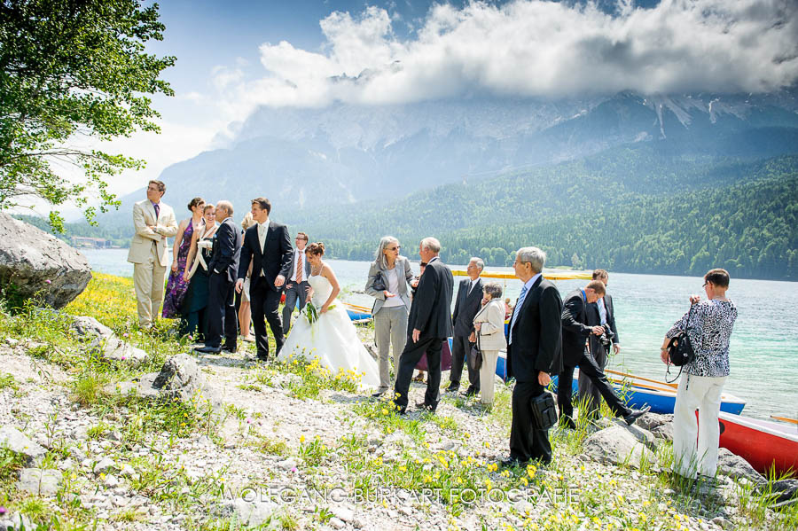 Hochzeits-Fotograf Zugspitze, Ankunft der Hochzeitsgesellschaft auf der Maximiliansinsel im Eibsee