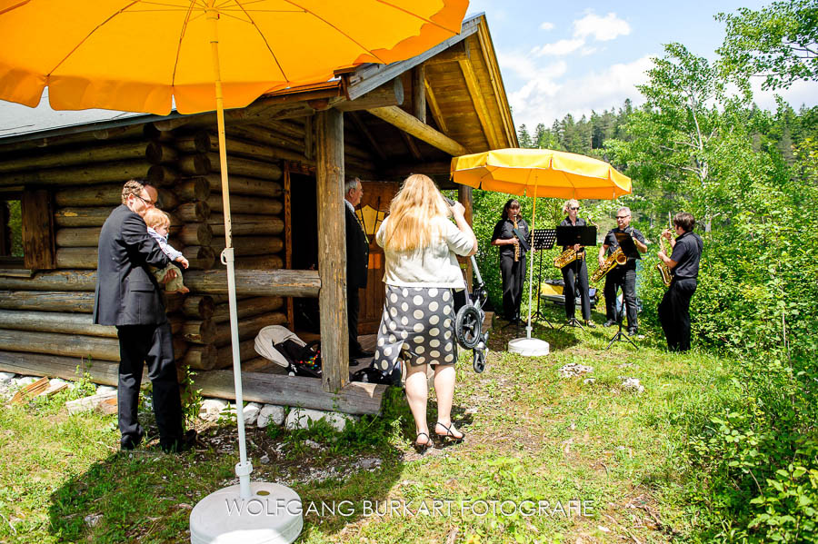 Hochzeits-Fotograf Zugspitze, Hochzeitsband vor der Blockhütte
