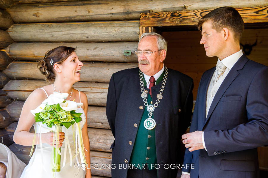 Hochzeits-Fotograf Zugspitze, Brautpaar mit Standesbeamten