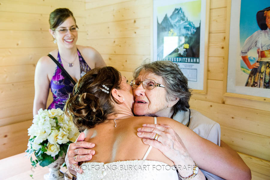Hochzeits-Fotograf Grainau, Oma gratuliert der Braut