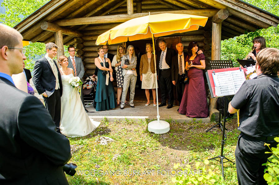 Hochzeits-Fotograf Grainau, Musiker auf der Maximiliansinsel im Eibsee nach der Trauung