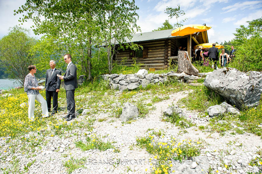 Hochzeits-Fotograf Grainau, Blockhütte auf der Maximiliansinsel im Eibsee nach der Trauung