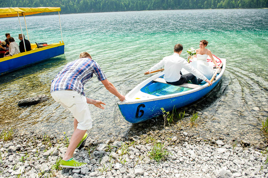 Hochzeits-Fotograf Grainau, Brautpaar im Ruderboot auf der Maximiliansinsel am Eibsee