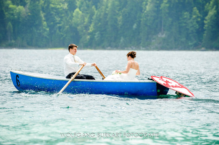 Hochzeits-Fotograf Grainau, Brautpaar im Ruderboot am Eibsee