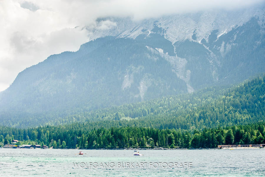 Hochzeits-Foto-Reportage Grainau, Ruderboot am Eibsee vor der zugspitze