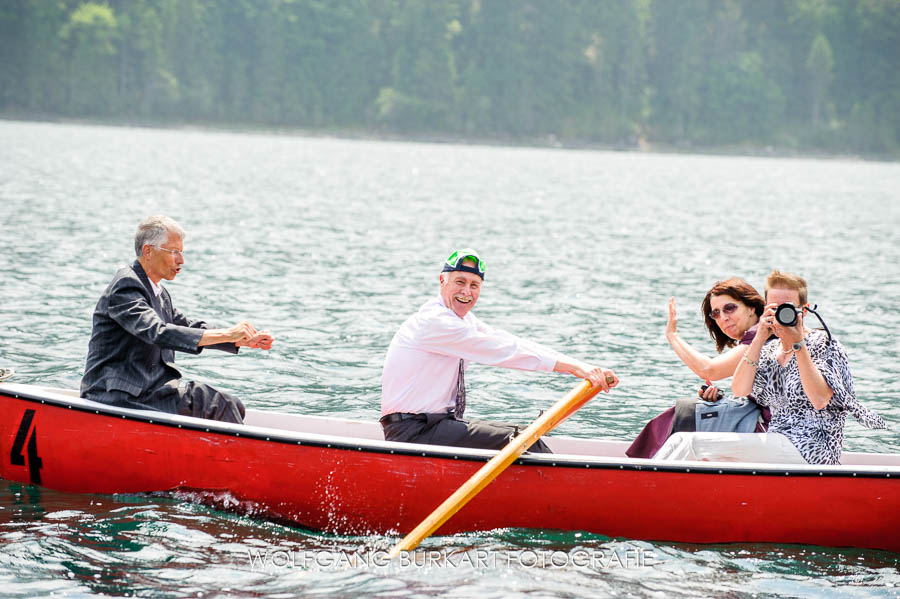 Hochzeits-Foto-Reportage Grainau, Hochzeitsgäste im Ruderboot am Eibsee