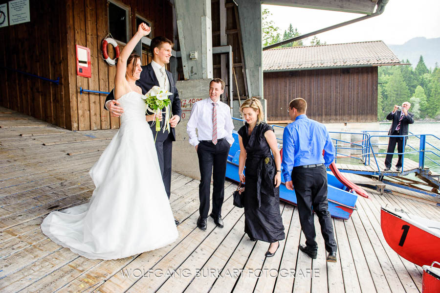 Hochzeits-Foto-Reportage Garmisch Partenkirchen, Brautpaar am Eibsee Bootsverleih