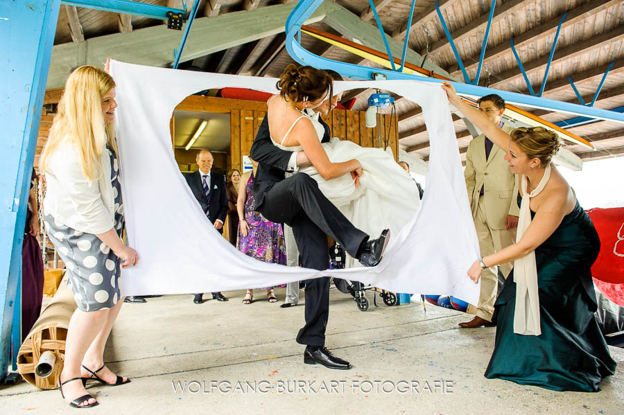 Hochzeits-Foto-Reportage Garmisch Partenkirchen, Bräutigam trägt die Braut durch das Herz