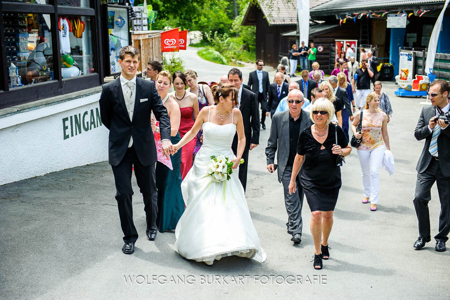 Hochzeits-Foto-Reportage Garmisch Partenkirchen, Brautpaar kommt am Eibsee-Hotel an