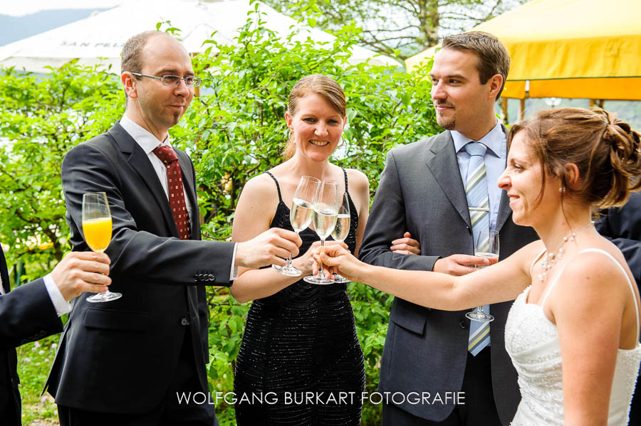 Hochzeitsfotograf Garmisch Partenkirchen, Braut beim Sektempfang