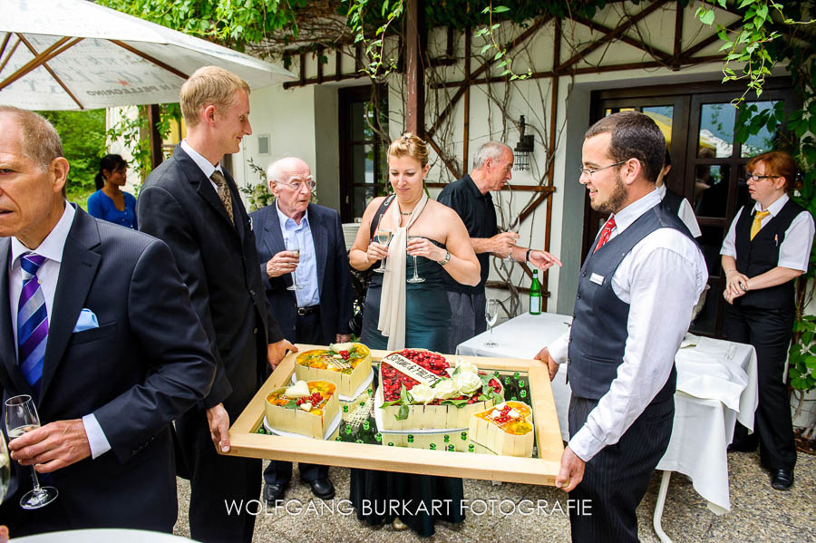 Hochzeitsfotograf Garmisch , Hochzeitstorte wird gebracht