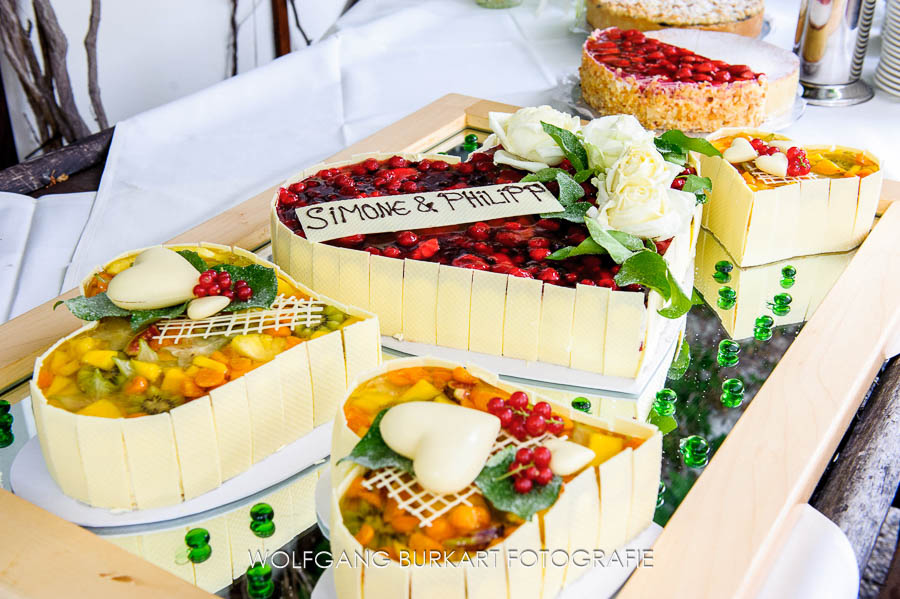 Hochzeitsfotograf Garmisch Partenkirchen, Obstkuchen mit Früchten und Beeren als Hochzeitstorte