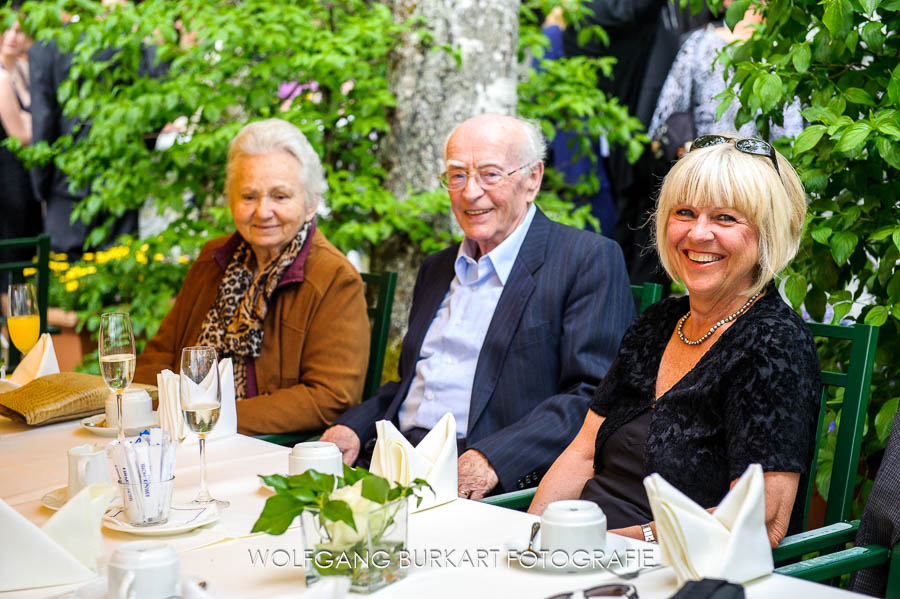 Hochzeitsfotograf Garmisch , Hochzeitsgäste bei Kaffee und Kuchen in Grainau