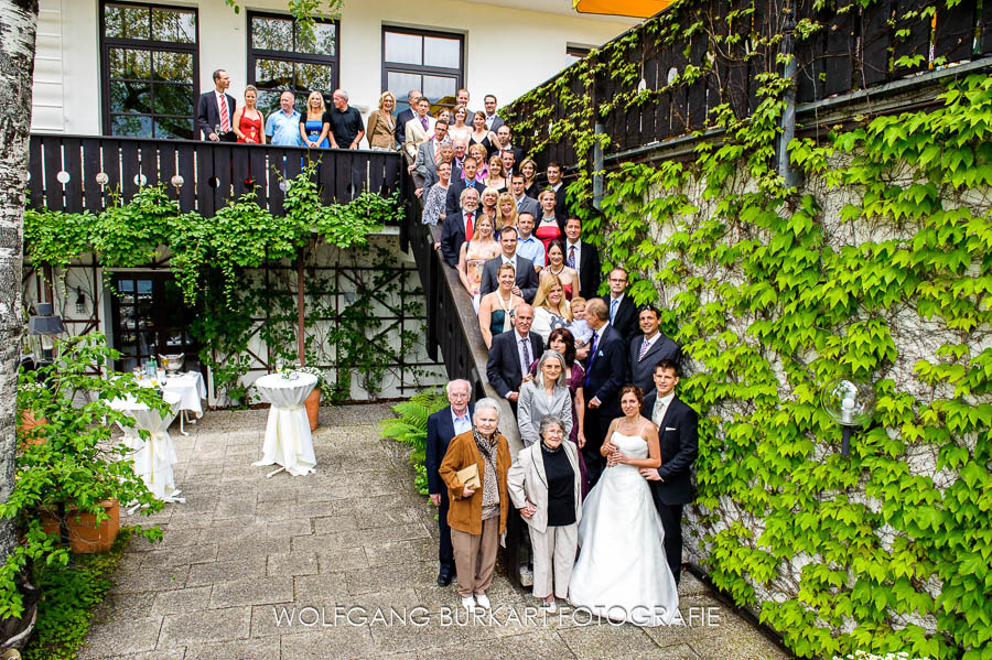 Hochzeitsfotograf Garmisch Partenkirchen, Brautpaar und Hochzeitsgäste beim Gruppenbild