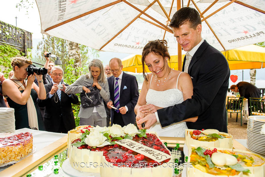 Hochzeitsfotograf Garmisch Partenkirchen, Brautpaar schneidet die Hochzeitstorte an