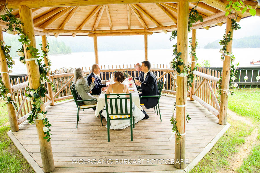 Hochzeitsfotograf Garmisch Partenkirchen, Brautpaar und Hochzeitsgäste im Pavillon bei Kaffee und Kuchen