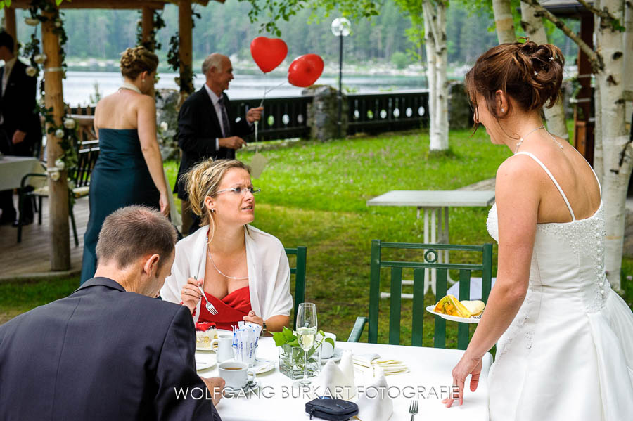 Hochzeitsfotograf Garmisch Partenkirchen, Braut und Hochzeitsgäste bei Kaffee und Kuchen