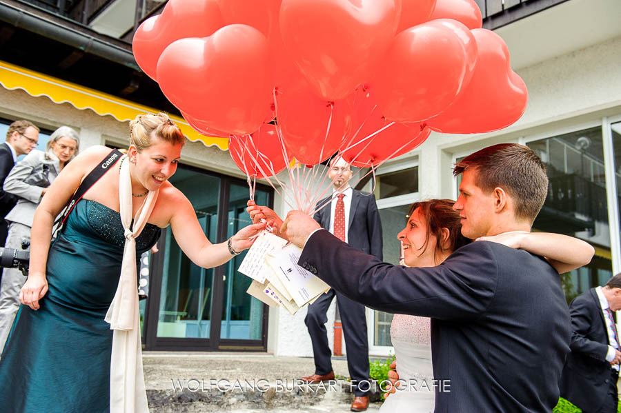 Hochzeits-Fotograf Bayern, Brautpaar mit roten Luftballons