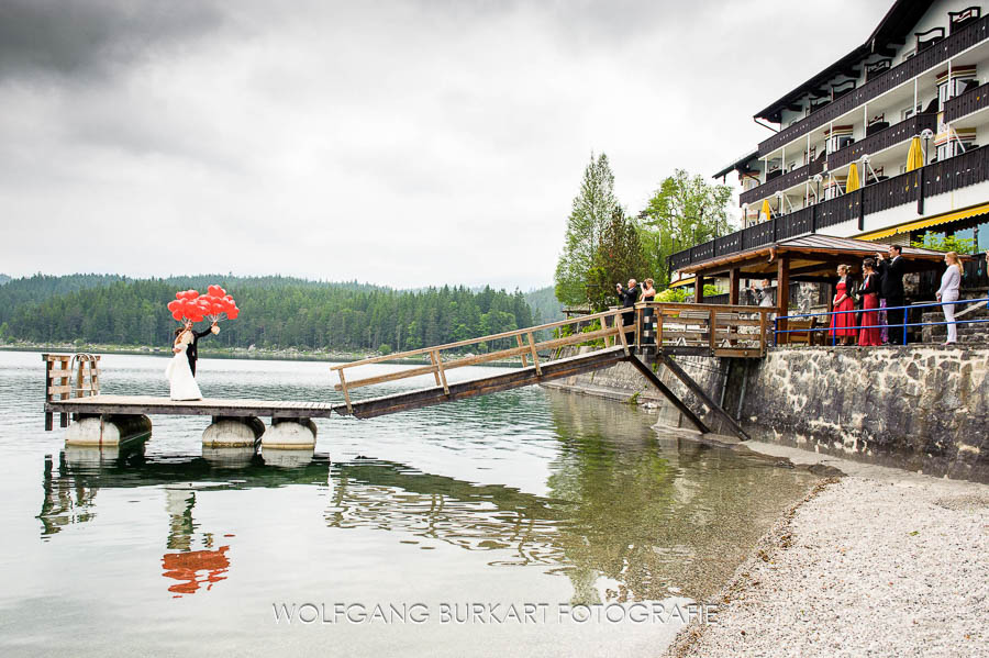 Hochzeits-Fotografie Garmisch Partenkirchen, Brautpaar mit Luftballons am Eibsee Hotel