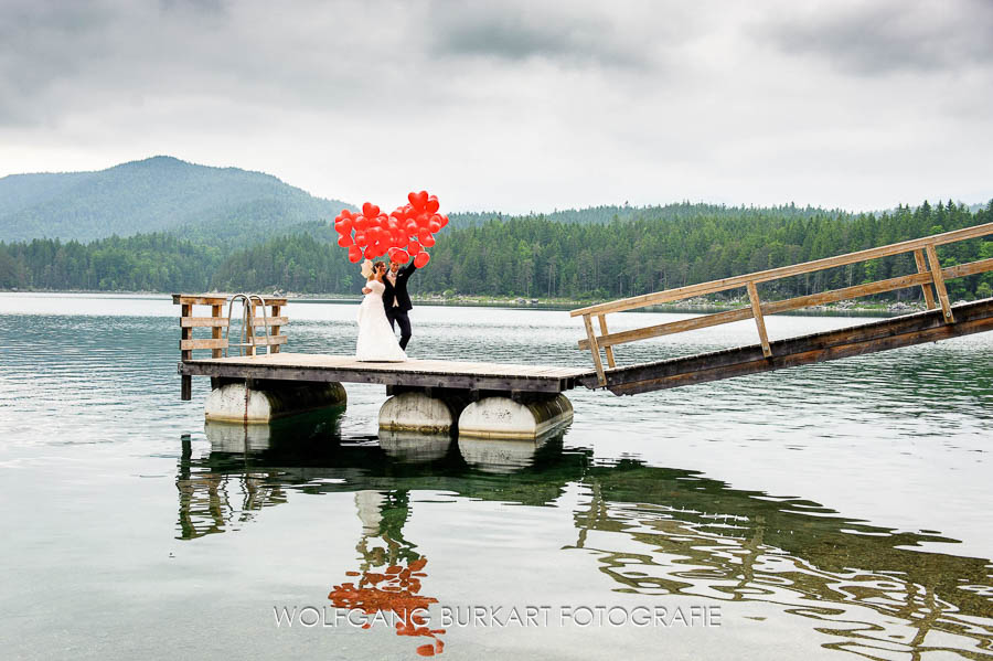 Hochzeits-Fotografie Zugspitze, Brautpaar und Luftballons am Eibsee