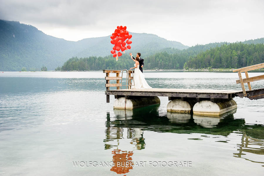 Hochzeits-Fotografie Grainau, Brautpaar mit Luftballons am Eibsee