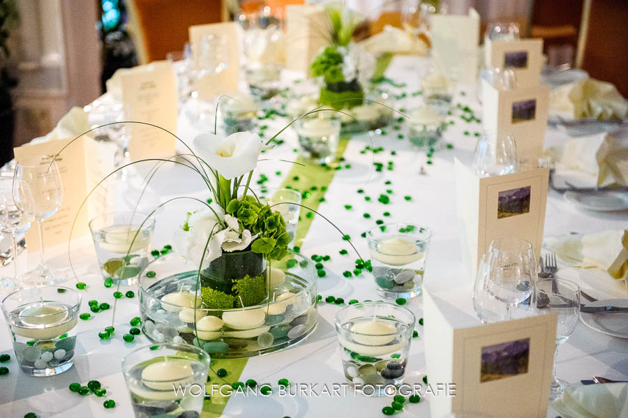 Hochzeits-Fotograf Garmisch Partenkirchen, Tischdekoration im Festsaal der Hochzeit