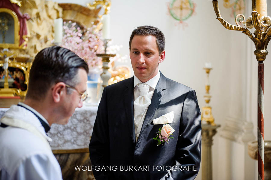 Hochzeit Fotograf Erding bei München, wartender Bräutigam bei kirchlicher Trauung