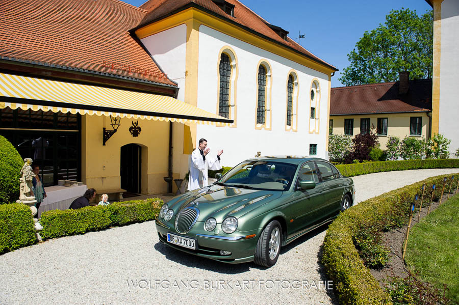 Hochzeit Fotograf Erding bei München, Ankunft der Braut bei kirchlicher Trauung