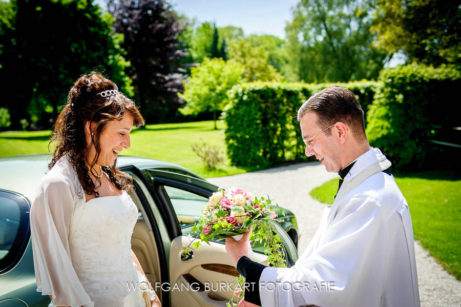 Hochzeit Fotograf Erding bei München, Ankunft der Braut im Brautauto