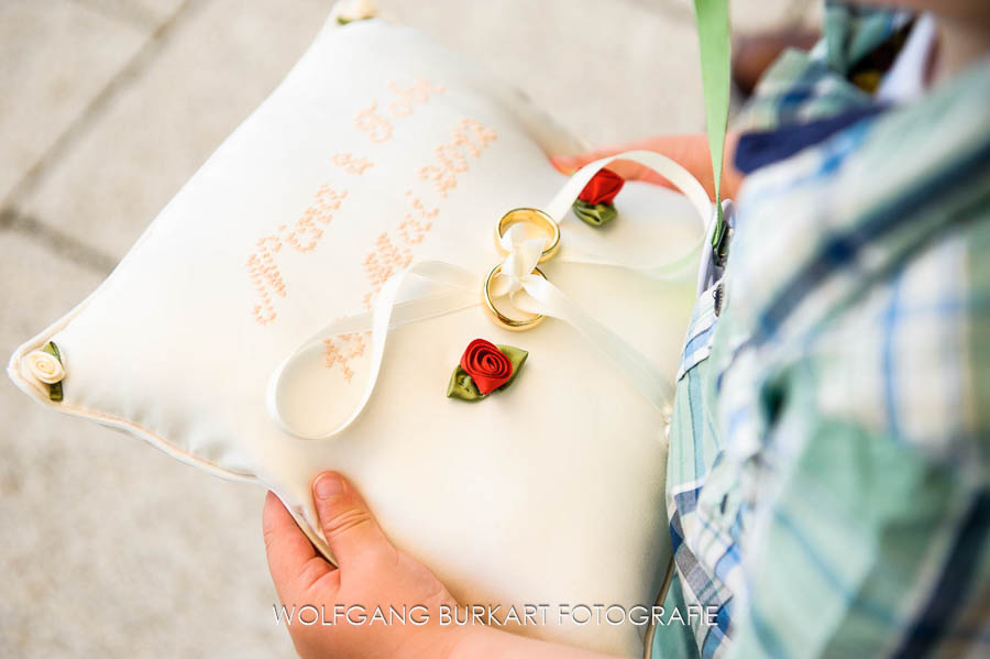 Hochzeit Fotograf Erding bei München, Ringkissen mit Eheringen