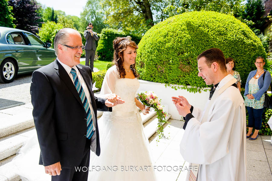 Hochzeit Fotograf Erding bei München, Brautvater und Braut vor der Trauung