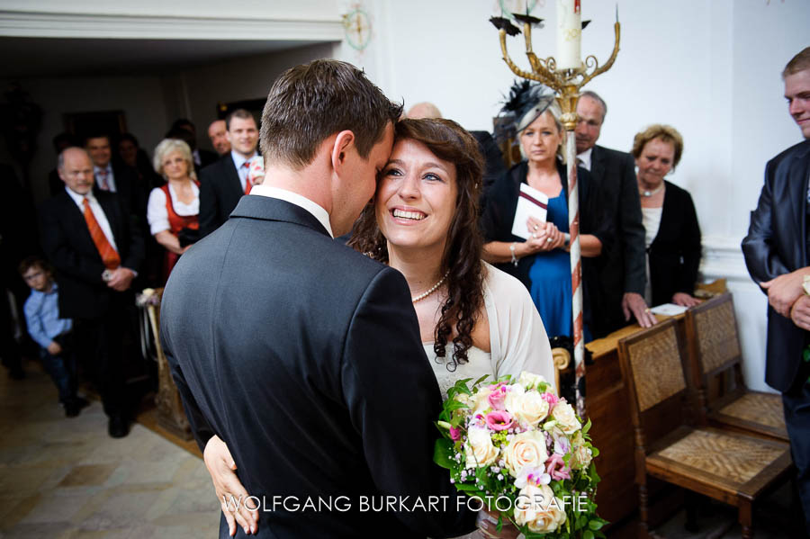 Hochzeit Fotograf Erding bei München, Freude der Braut bei kirchlicher Trauung