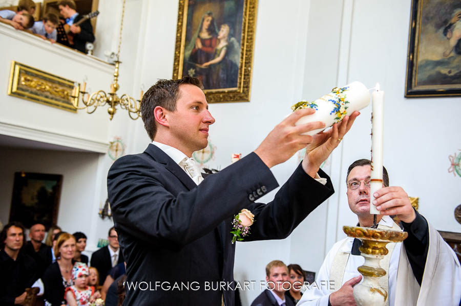 Hochzeit Fotograf Erding bei München, Bräutigam zündet Hochzeitskerze an