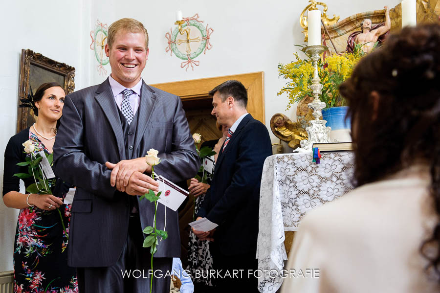 Hochzeitsfotografie München, Trauzeuge in der Kapelle