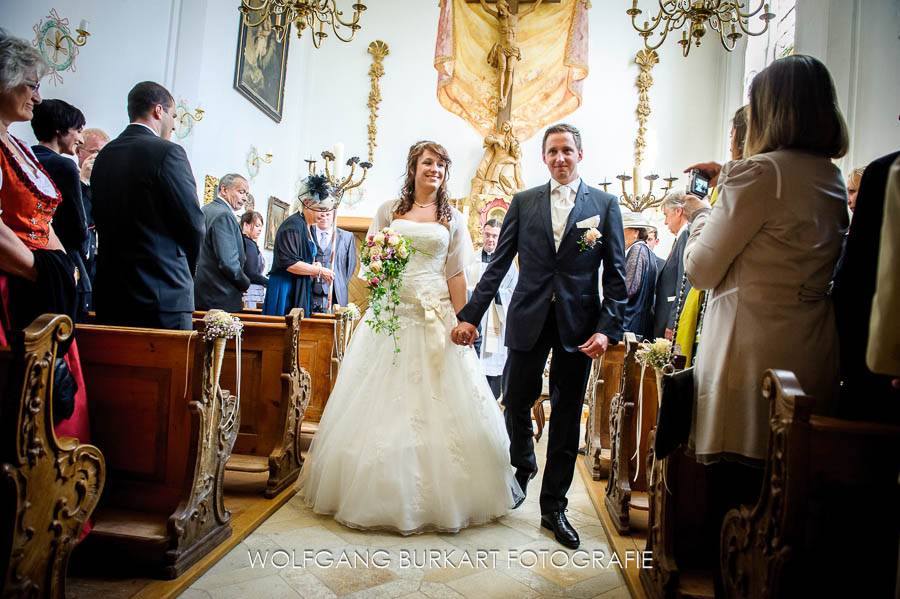 Hochzeitsfotografie München, Auszug des Brautpaars aus der Kapelle