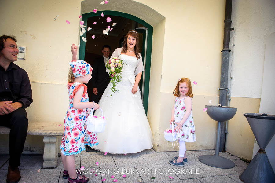 Hochzeitsfotografie München, Blumenkinder streuen Blumen